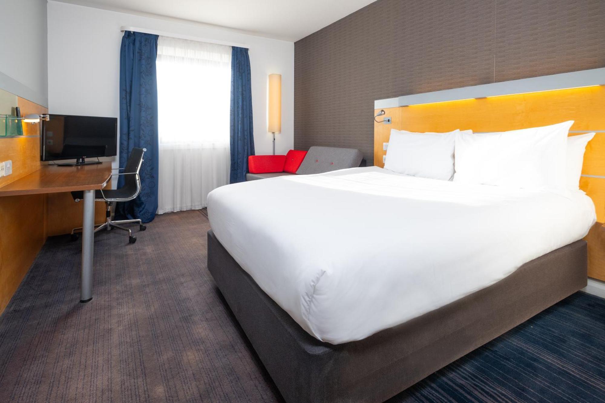 Holiday Inn Express Bedford By Ihg Esterno foto