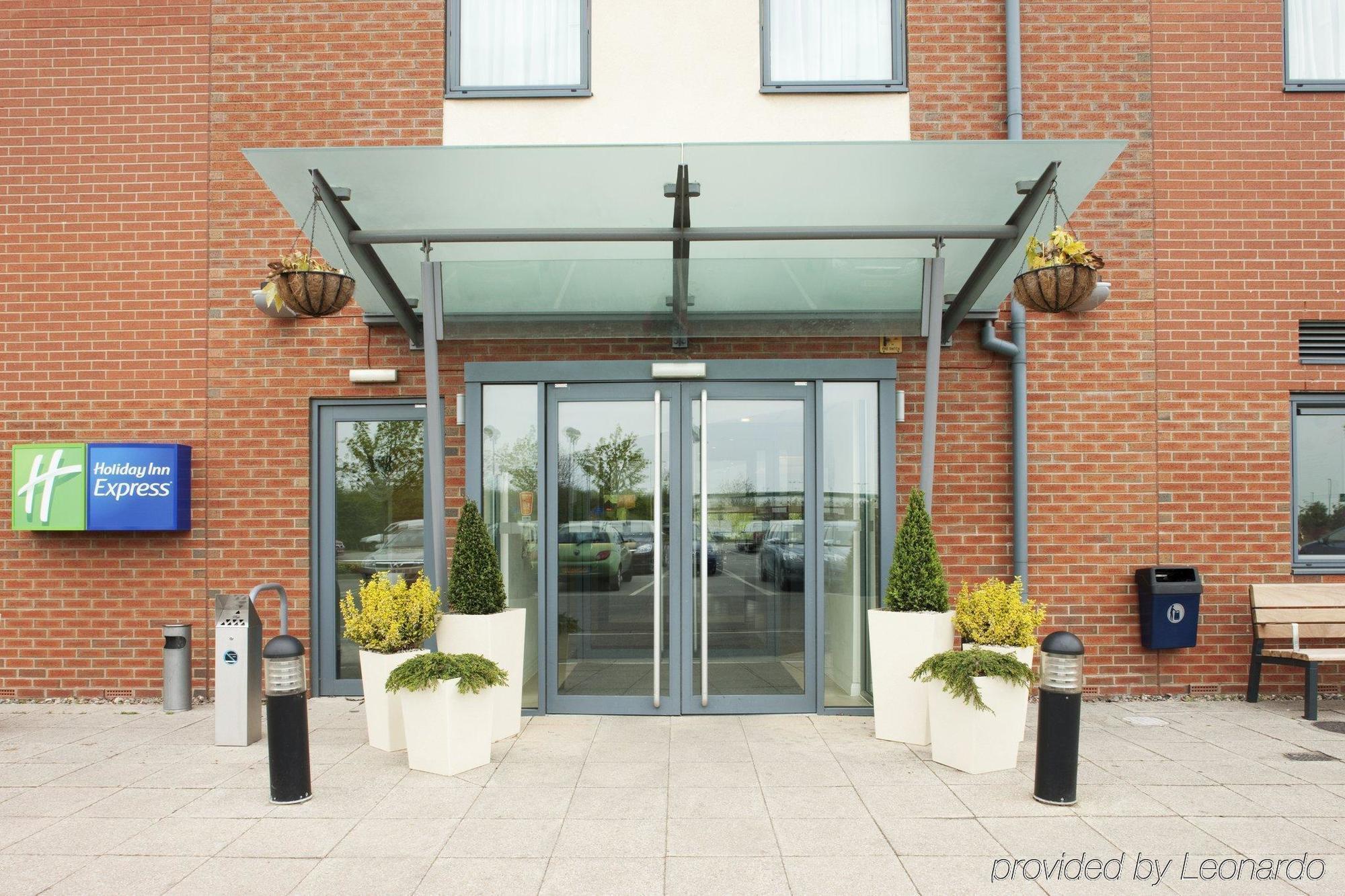 Holiday Inn Express Bedford By Ihg Esterno foto