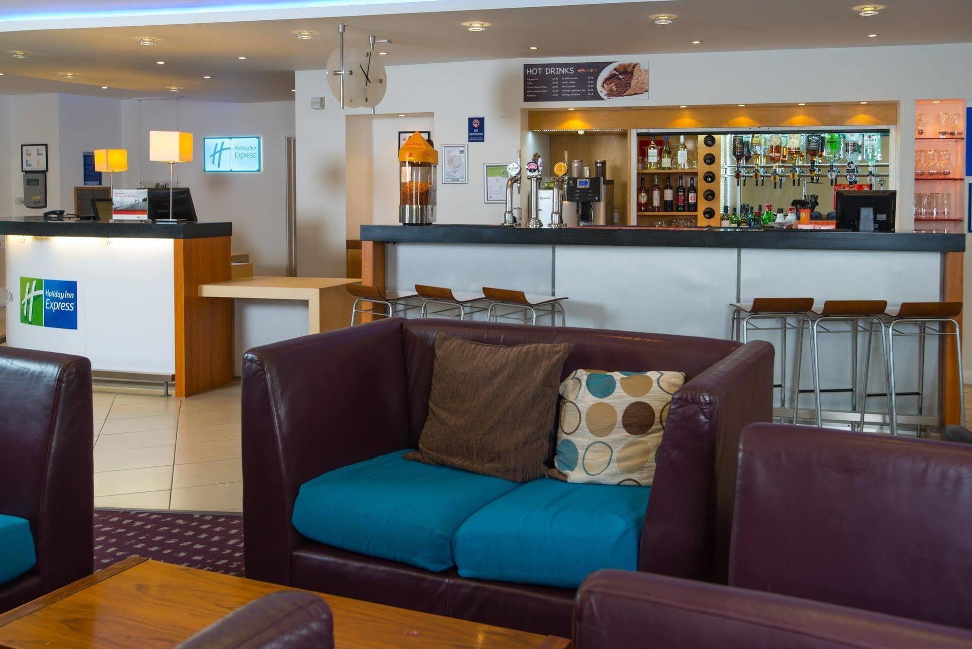 Holiday Inn Express Bedford By Ihg Esterno foto