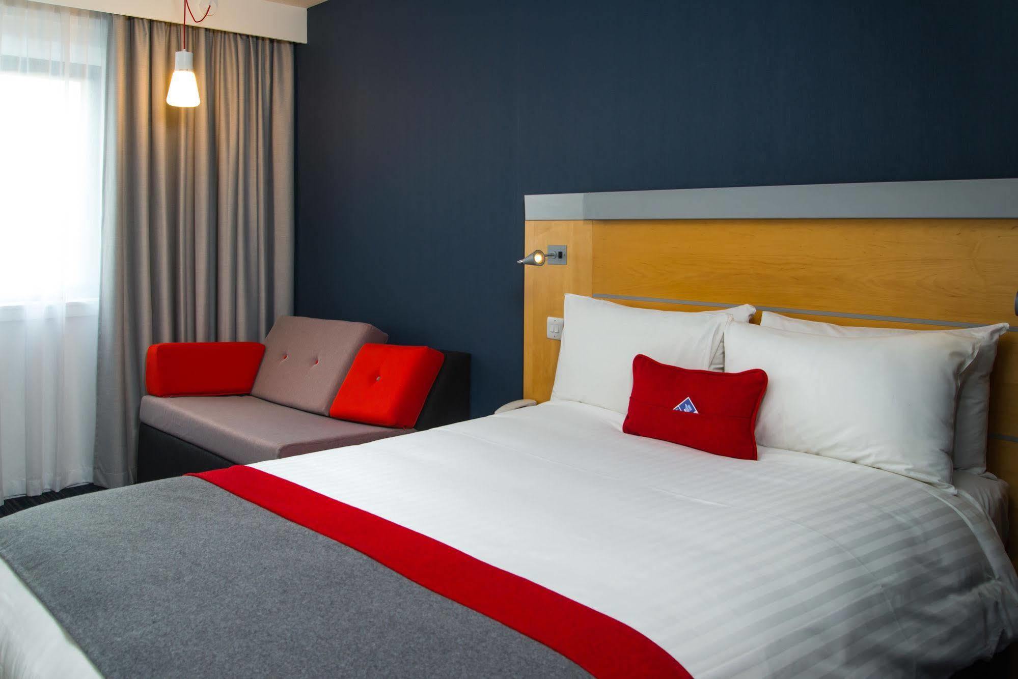Holiday Inn Express Bedford By Ihg Esterno foto